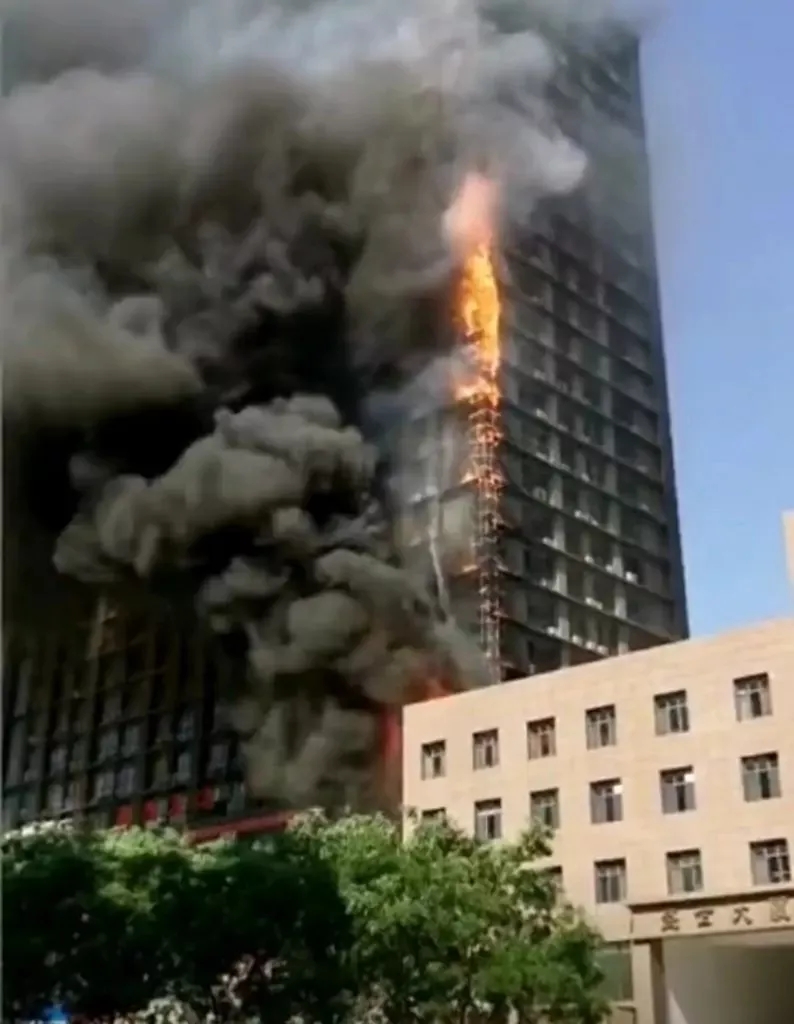 濃煙滾滾，又見高樓火災(zāi)，石家莊一高層建筑起火！