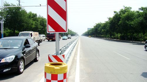 S102濟(jì)青線護(hù)欄工程