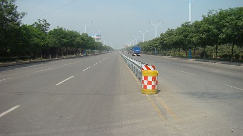 濟(jì)南高新區(qū)世紀(jì)大道隔離護(hù)欄工程